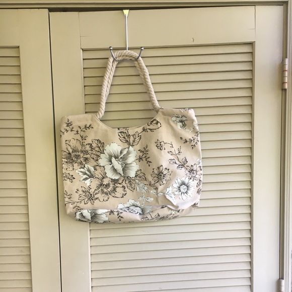 Handbags - 🎀 NWT FLORAL JUTE TOTE